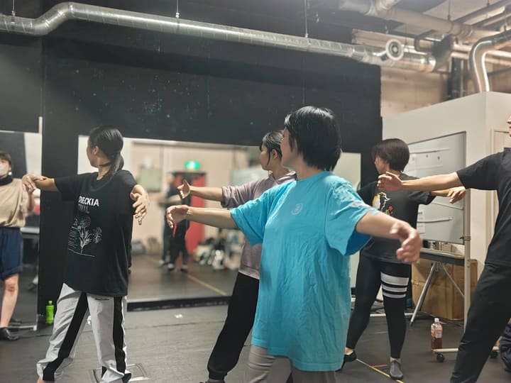 両腕を真横に伸ばして振り付けをなぞる団員たち｜劇団カスタリア ダンス稽古
