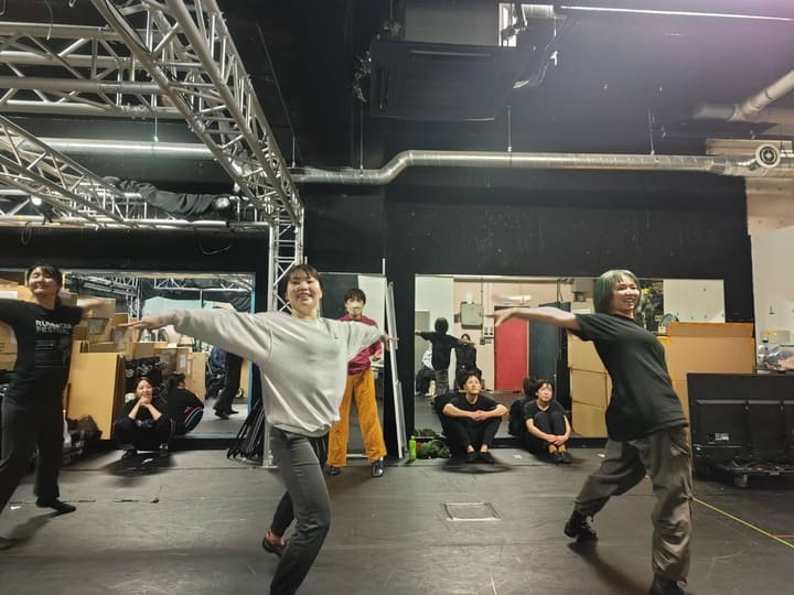 腕を横へ広げて踊る団員たちと、後ろで見守る仲間｜劇団カスタリア ダンス基礎練習