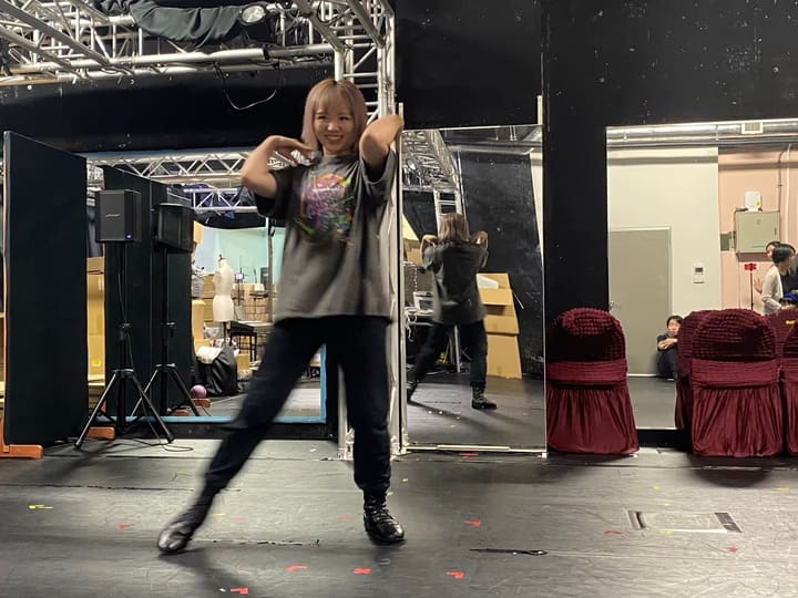 腕を折り曲げたポーズで舞台中央にひとり立って踊る出演者｜劇団カスタリア「TRIP」稽古