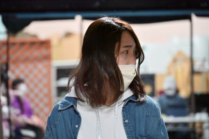 デニムジャケット姿で稽古場の奥へ視線を向ける団員｜劇団カスタリア 衣裳つき稽古