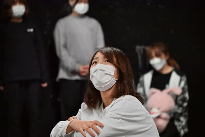床に座って上を見上げる団員と、背後に立ち並ぶ出演者たち｜劇団カスタリア「オーブ」立ち稽古