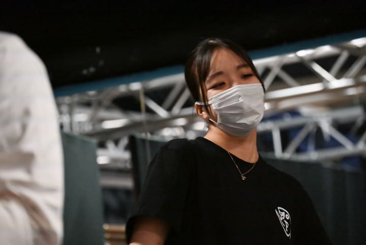 マスク姿で稽古場のトラスの前に立ち、伏し目で構える出演者｜劇団カスタリア 通し稽古