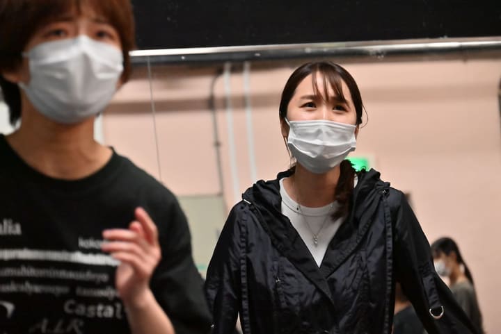 並んで立ち、同じ方向を見上げて出のきっかけを待つ2人|劇団カスタリア 通し稽古