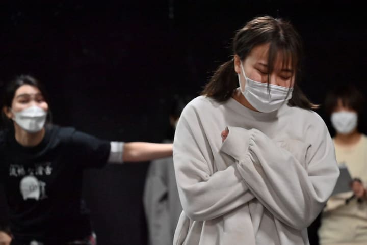 胸の前で腕を交差させ目を閉じる団員と、背後から手を伸ばす団員｜劇団カスタリア 通し稽古