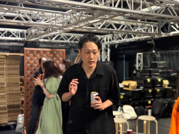 飲み物を手に、稽古場を歩く鈴木涼太｜劇団カスタリア 稽古の合間