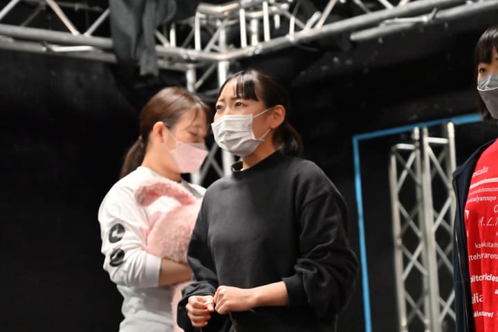 ぬいぐるみを抱えた仲間の前で、こぶしを握り前を見る団員｜劇団カスタリア 抜き稽古