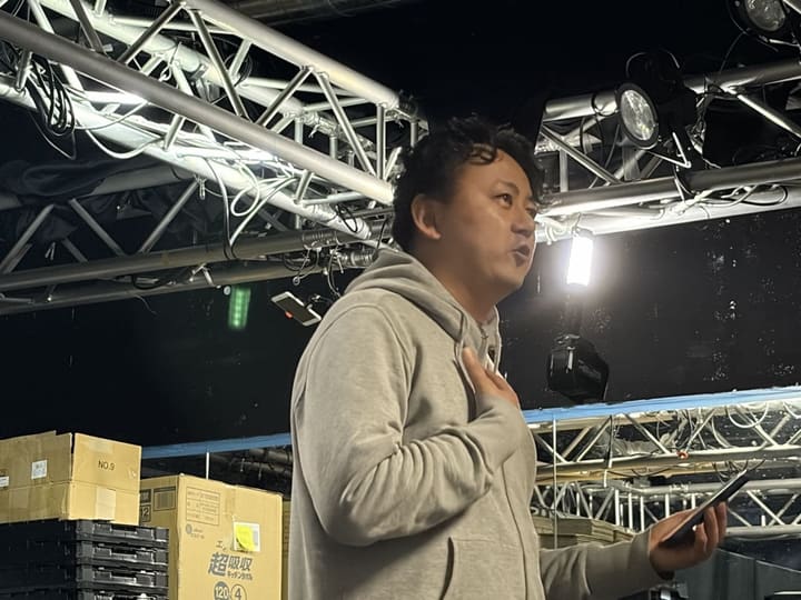 胸に手を当て、譜面を手に歌い上げる参加者｜劇団カスタリア 2026年オーディション 歌唱審査