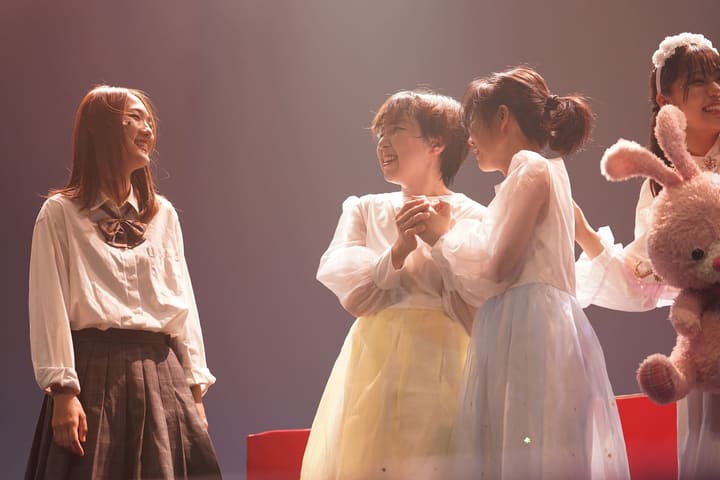 白いブラウス姿で手を取り合い、笑顔を交わす出演者たち｜劇団カスタリア「オーブ」舞台写真