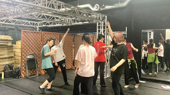拳を高く突き上げ、隊形を組んで踊る団員たち｜劇団カスタリア「ルドベキアフェスティバル」ダンス稽古