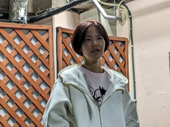 白いパーカー姿でまっすぐ前を見て演じる団員|劇団カスタリア 一人芝居の演技稽古