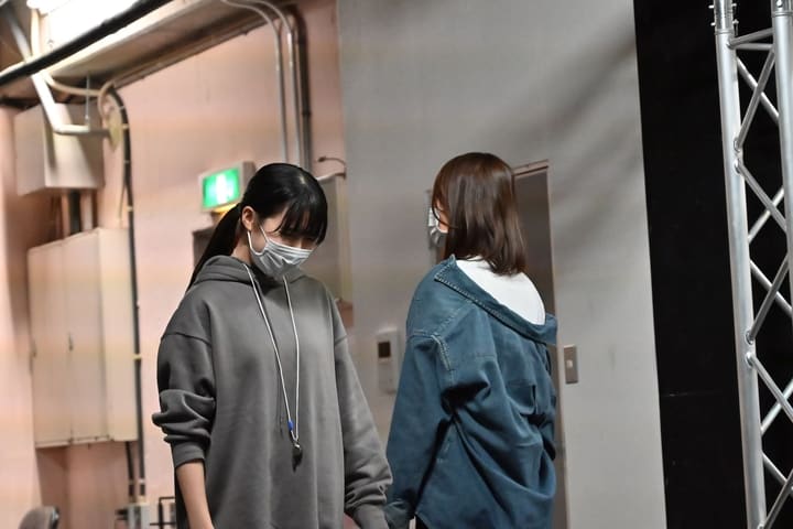 うつむいた団員と背を向けた団員が手を取り合う場面|劇団カスタリア 立ち稽古