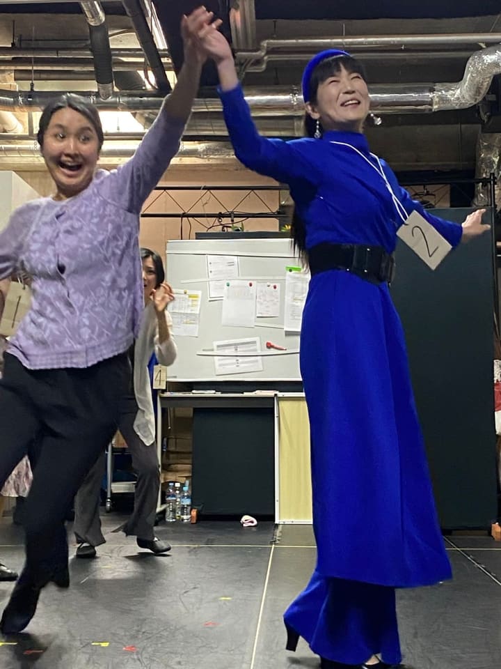 手をつないで高く掲げ、笑顔で跳ねる出演者2人｜劇団カスタリア「TRIP」通し稽古
