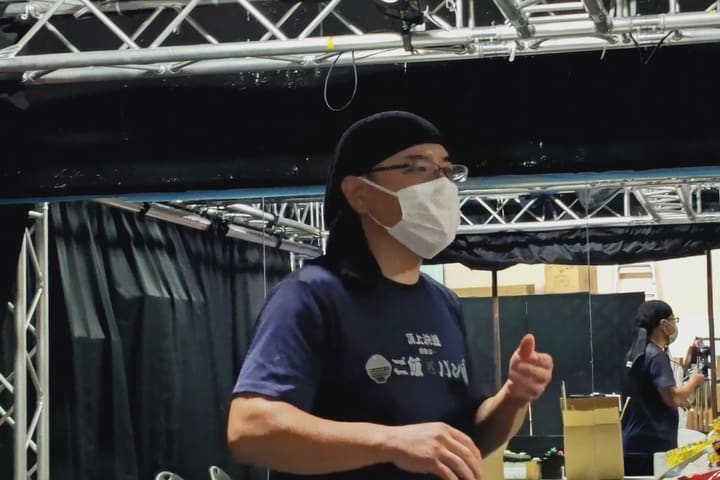 バンダナ姿の講師が、手振りを交えて演技を説明する様子｜劇団カスタリア 演技稽古
