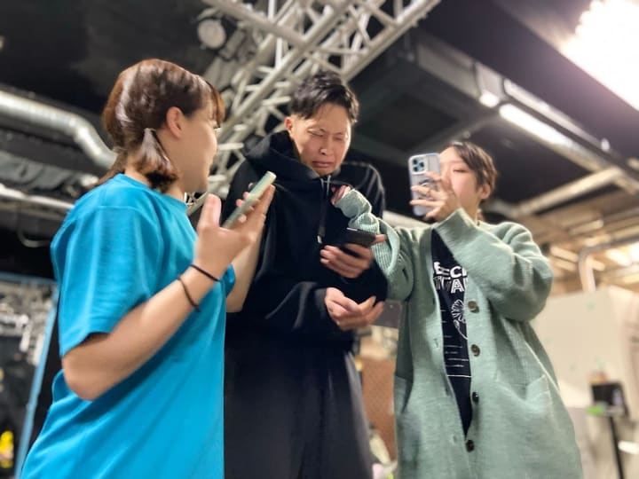 スマートフォンの台本を手に、シーンを確かめ合う団員たち｜劇団カスタリア 芝居稽古