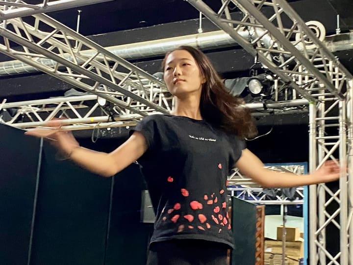 両腕を左右に大きく広げ、身体をひねって踊る団員｜劇団カスタリア 衣裳パレード当日のダンス稽古