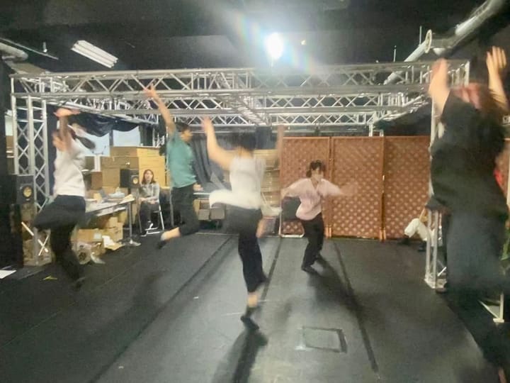 跳び上がって腕を伸ばす、動きの残る一瞬｜劇団カスタリア「ルドベキアフェスティバル」ダンス稽古