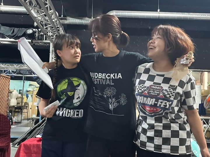 台本を持ったまま肩を組み、顔を見合わせて笑う団員3人|劇団カスタリア「TRIP」通し稽古