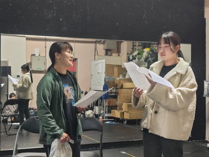 台本を手に立って向かい合い、読み合わせをする団員2人｜劇団カスタリア 演技稽古