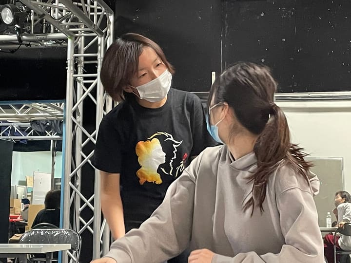 体を寄せて相手をのぞき込むように話しかける団員2人｜劇団カスタリア 抜き稽古