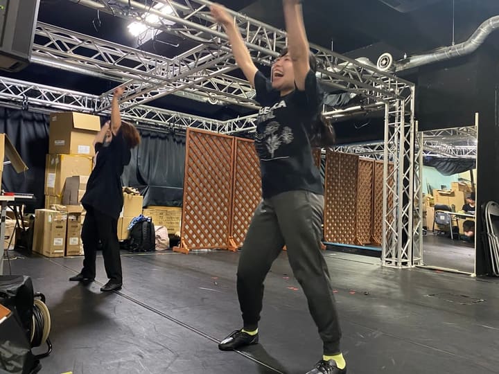両腕をまっすぐ突き上げ、跳ねるように踊る団員2人|劇団カスタリア「TRIP」ダンス稽古