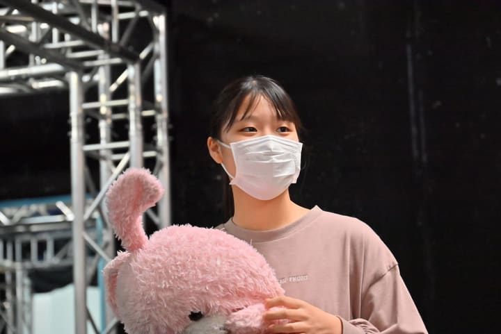 ピンクのぬいぐるみを抱えて出番を待つ団員の横顔｜劇団カスタリア 演技稽古