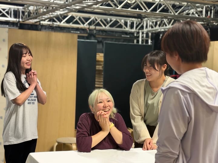 テーブルを囲んで笑い合う出演者たち|劇団カスタリア 稽古の合間