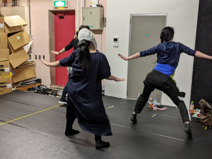 両腕を横に大きく開き、脚を踏み込んで踊る団員たち|劇団カスタリア ダンス稽古