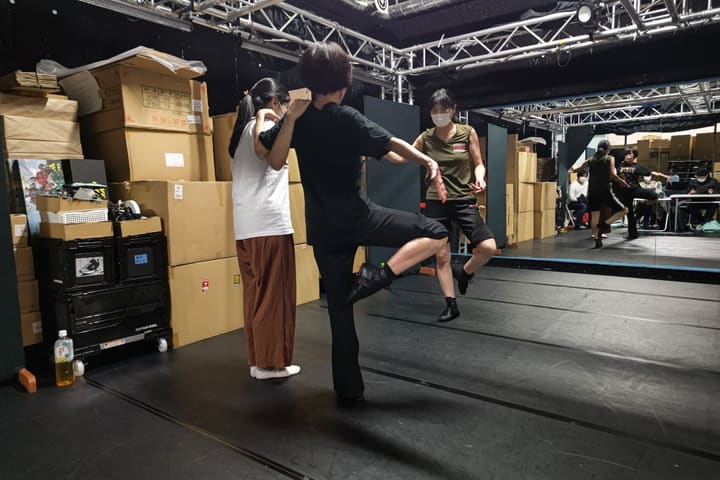 片脚を引き上げてバランスを取る団員と、肩を貸して支える団員｜劇団カスタリア ダンス基礎練習