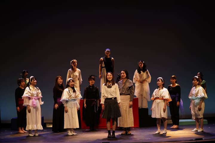 舞台いっぱいに並び、それぞれの衣裳で歌う出演者たち|劇団カスタリア「オーブ」公演