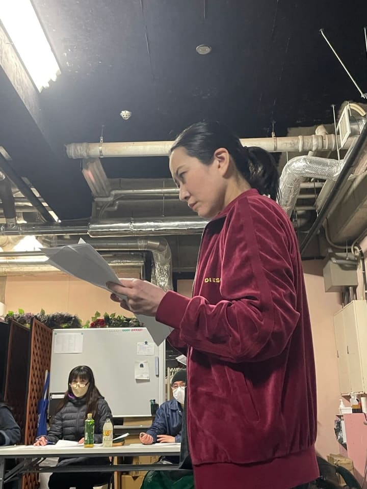 台本を手に、審査席の前で読み合わせをする参加者｜劇団カスタリア キャストオーディション お芝居審査