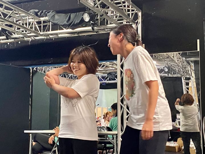 肩に手を添えて笑い合う団員2人|劇団カスタリア「ルドベキアフェスティバル」芝居稽古