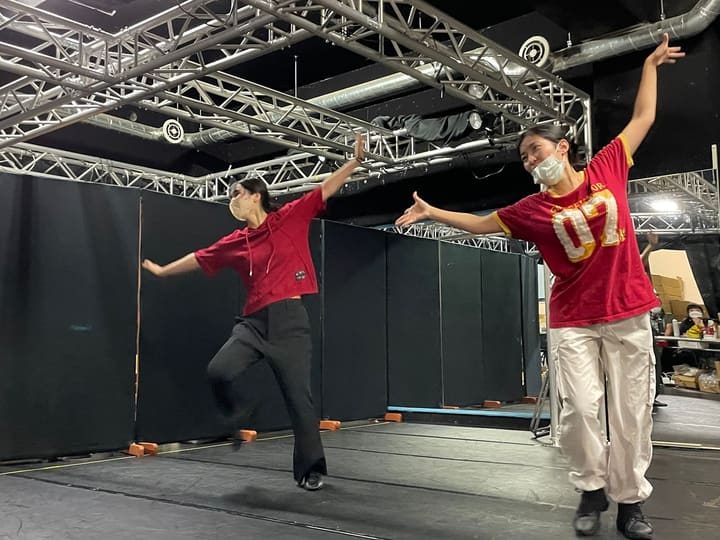 片脚を上げ両腕を斜めに開いて踊る団員2人｜劇団カスタリア「ルドベキアフェスティバル」ダンスの振り付け稽古