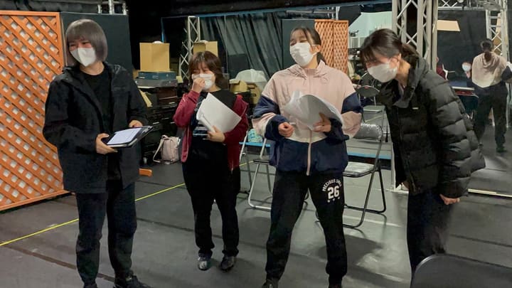 台本やタブレットを手に4人並んで立ち位置を探る出演者｜劇団カスタリア「ルドベキアフェスティバル」荒立ち