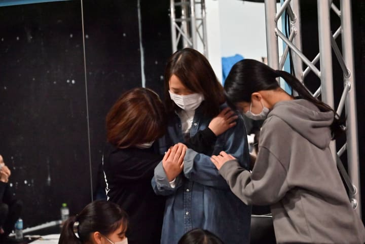 立つ団員の腕に両側から手を添える3人の芝居｜劇団カスタリア「オーブ」立ち稽古