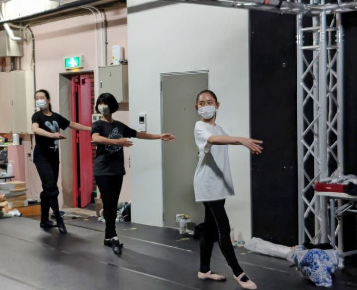 腕を真横へ伸ばし、3人並んで基礎の動きを確かめる｜劇団カスタリア ダンス基礎練習