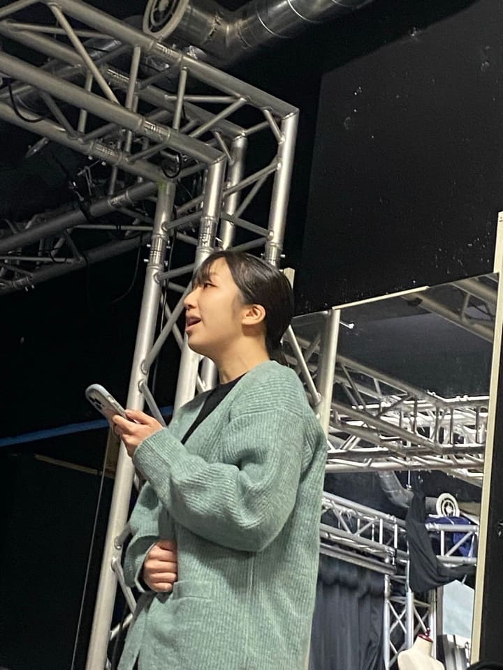 スマートフォンを手に、口を開けて歌う団員|劇団カスタリア 歌の自由曲レッスン