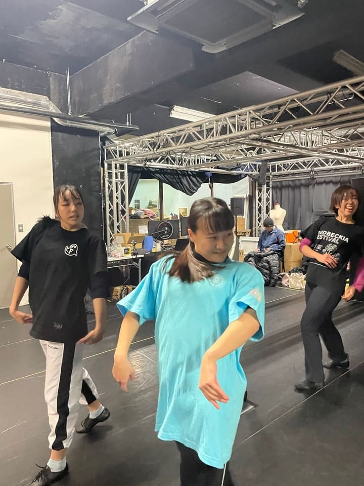 軽やかにステップを踏みながら踊る団員たち|劇団カスタリア ダンス稽古