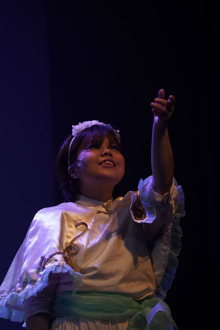 白い衣裳で片手を差し伸べ、光を見上げる出演者｜劇団カスタリア「オーブ」公演