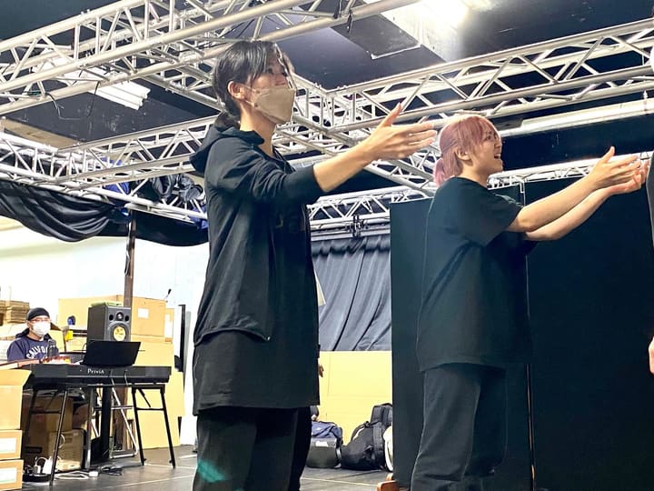 両腕を前へ伸ばし、並んで声を出す団員2人|劇団カスタリア「ルドベキアフェスティバル」歌稽古