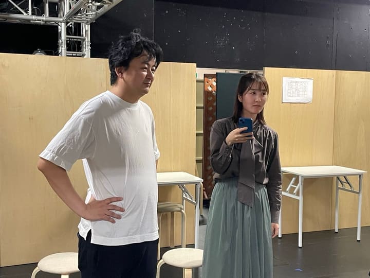 稽古場で向かい合い、芝居の間合いを確かめる2人の出演者｜劇団カスタリア 芝居稽古