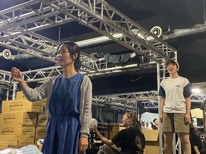 青いワンピース姿で手を差し出し演じる出演者｜劇団カスタリア「TRIP」通し稽古