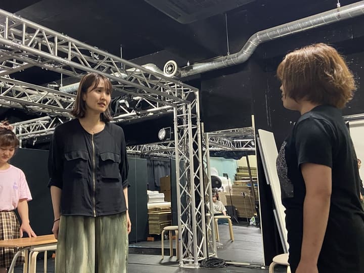 向かい合って台詞をやり取りする2人の出演者|劇団カスタリア 芝居稽古