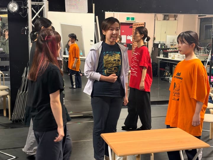 稽古場で向かい合い、芝居の流れを確かめる出演者たち｜劇団カスタリア 芝居稽古