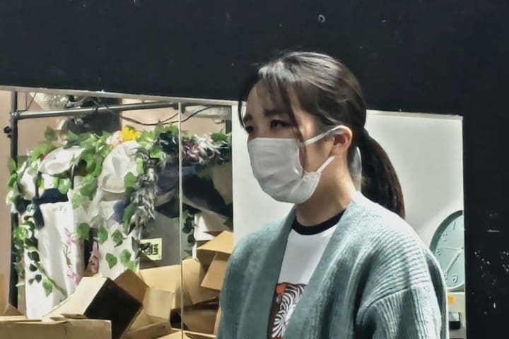 マスク姿で横を向き、出番を見つめる団員の横顔|劇団カスタリア 一人芝居の演技稽古