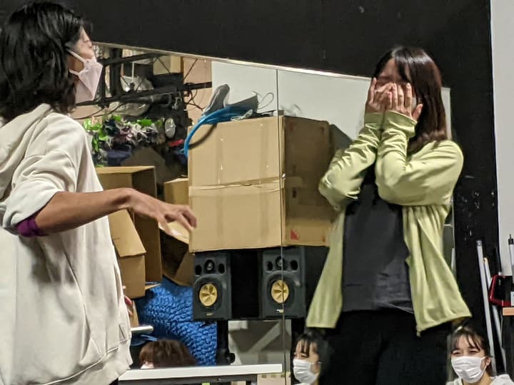 両手で顔を覆う団員と、手を差し伸べる団員の芝居｜劇団カスタリア 立ち稽古
