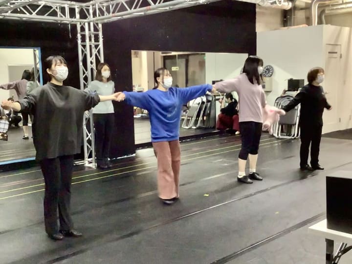 両腕を横に広げ、互いの間隔を測って一列に並ぶ5人｜劇団カスタリア 立ち稽古