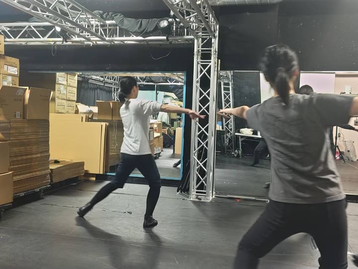 腕を横へ伸ばし、鏡に向かって振りをさらう団員2人｜劇団カスタリア ダンスレッスン