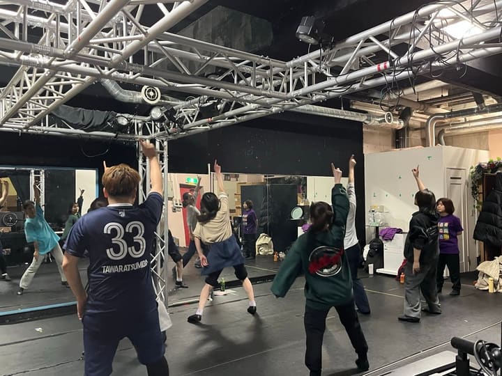 指を天井へ突き上げる振りを全員でそろえるダンス稽古|劇団カスタリア オーディションに向けた稽古