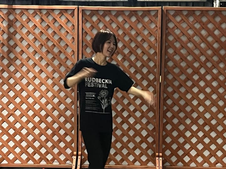 木の格子パネルを背に、腕を振り上げて踊る団員｜劇団カスタリア ダンス稽古