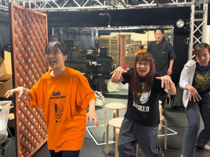 手を前に伸ばし、並んで振りを確かめる出演者たち｜劇団カスタリア ダンス稽古
